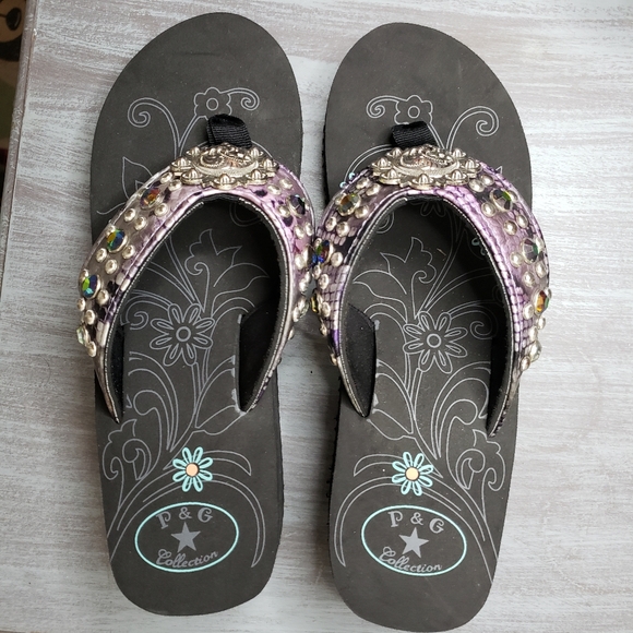 P & G Collection Jeweled Flip-flops w/man kneeling at the cross medallion size 8 - Picture 7 of 13